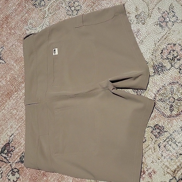 The North Face Tan Women's Polyester Elastane Zip Front 5 Pocket Shorts - Size 6 - Picture 2 of 11